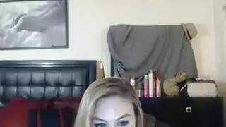 سمراء أمريكية مكتنزة تلمس فرجها الوردي المبلل على الكرسي