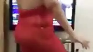 شقراء ذات أثداء كبيرة ترقص مثل عاهرة إباحية