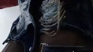 الفتاة الشقراء تأخذ عدة قضبان في أوضاع مختلفة للذروة