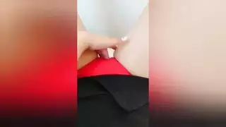 أخت الشابة تستمني بوسها الرطب من خلال سراويل حمراء عندما تكون المنزل وحده الفخامة