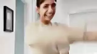 نجمة إباحية عربية تقدم مشهدًا صريحًا xxx