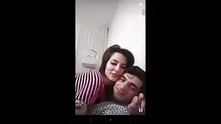 زوجة عربية ساخنة تأخذ قضيب زوجها بعمق