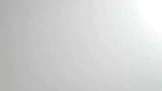 الجلسة الجماعية الأولى للعاهرة الشابة: رجل غامض ماهر ينضم إليها