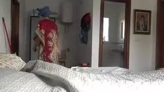 خادمة ممتلئة الجسم تمتلئ بقضيب أسود ضخم في غرفة الفندق