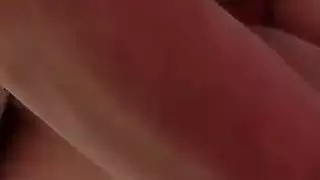 الزوجة الشبقية تأخذ ديك زوجها العربي الضخم