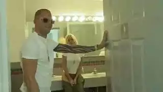 رجل محظوظ يحصل على جنس شرجي مزدوج من فتاتين مثارتين