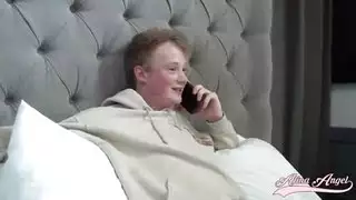 زوجها يلحس كسها وهي تنتاك من رفيقه