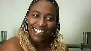 كبيرة الثديين مراهقة هاوية تمتلىء بقوة