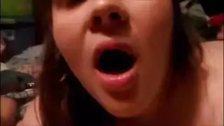 واجب تنظيف الديوث: يلعق السائل من وجه زوجته التشيكية