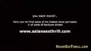 آسيوية سمراء خاضعة تُملأ كل فتحاتها