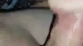 مضاجعة محترفة: فرج الفتاة المرافقة الرطب يتعامل مع حمولات العملاء