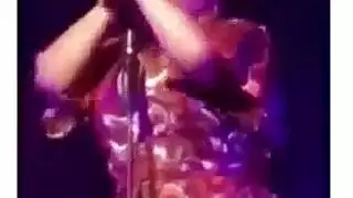 صديقة تكسب النقود من مص القضبان السوداء الكبيرة أمام الكاميرا