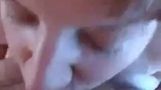 عاهرة شقراء غبية تبلع القضيب بعمق