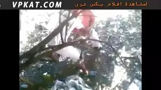 بورن كاميرا خفية: جزائرية مثيرة تتفجر في الأدغال