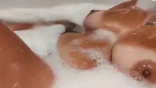 سمرة تركية تؤدي إلى جلسة استمناء في الحمام