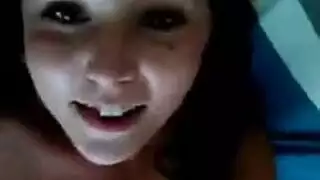 فتاه ذات صدر كبير تغير ملابسها