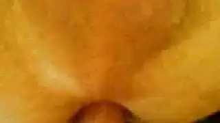 ممارسة جنس حيواني إباحية: حصان يخترق فرج محلوق ناعم