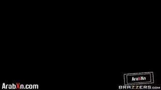 عاهرة ناضجة: جماع عميق وقذف على وجهها