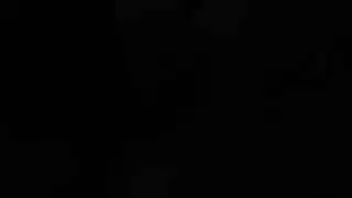 شقراء مراهقة تعري صدرها وتلاعبه