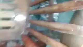 شقراء سمراء تمارس جنساً خارجياً بالقضيب المزدوج