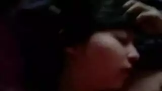 طالبة آسيوية وحيدة تمتع نفسها في فتحتها الضيقة، تتوق لقضيب حقيقي