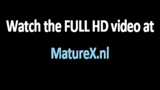 أم شقراء مثيرة تستمني بلعبة جنسية في مقطع إباحي