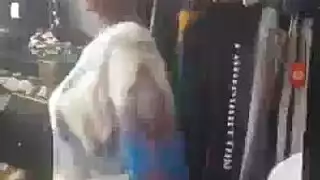 مؤخرة كبيرة ، امرأة ناضجة تأكل نائبًا طازجًا ولزجًا بشفتيها العصيرتين ، أمام الكاميرا