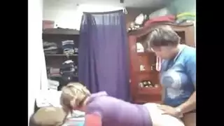 خيال الأشقاء: شقيقتان وأخ في مشهد إباحي