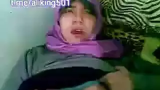 إباحية ساخنة بين مدرس وطالبة: يداعب ثدييها الكبيرين ويدخل أصابعه في فرجها الضيق