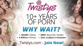 الاستمناء وصفعات الفرج قبل ممارسة الجنس المكثف بين الإناث