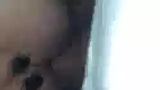 زوجة أم ذات أثداء كبيرة تأخذ قضيبًا صلبًا عملاقًا بعمق في حفرتها الرطبة