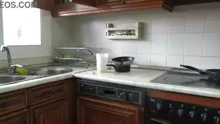 يرضع من صدوره