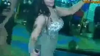 فتاة مثيرة تتعرى وتتلفظ بأقوال جنسية فاحشة