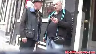 رجال اسود مع عدد من نساء في حفلة