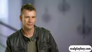 ضعف المتعة: بناتان مثارتان تُنكحن بقسوة في غرفة الفندق